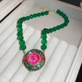 Détail d'un collier de style vintage avec des perles vertes et un pendentif rose. - 12# Collier (HE22311-1) / Or-Vert