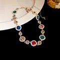 Collier de style palais vintage avec pierres précieuses colorées et cristaux brillants - Coloré