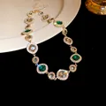 Vue détaillée d'un collier de style palais vintage avec des cristaux vert émeraude - Gris Vert
