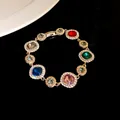 Vue détaillée d'un bracelet de style palais vintage avec gemmes colorées et diamants. - Or-Multicolore