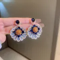 Eleganti orecchini a fiore in stile vintage con pietre blu e brillanti cristalli - Blu-Bianco/Oro