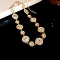 Elegante collana dorata con cristalli tondi e ovali scintillanti per un look di lusso raffinato - Collana / Oro-Bianco
