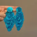 Macro dettaglio della texture degli orecchini pendenti a fiori con paillettes blu - 1# (Perno in Argento)