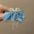Exquisite hellblaue Stoffblumen-Ohrringe mit baumelnden Kristallperlen-Quasten - Frische Blaue Blume Klare Perle Anhänger (40#)