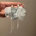 Primo piano di orecchini a fiore in tessuto blu con cuori dorati e nappe di perle - 6# (Perno in Argento)