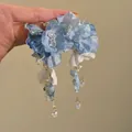 Dettaglio orecchini a fiore in tessuto azzurro con perle e gocce di cristallo - Stile 8 (Perno in Argento)