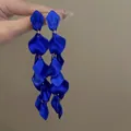 Dettaglio macro di orecchini pendenti con petali di fiori in tessuto blu reale e aghi - Stile 12 (Perno in Acciaio)