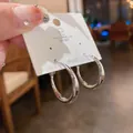 Pendientes de aro minimalistas en plata 925 pulida para mujer, detalle de joyería fina. - Aros de Tornillo Plateados