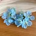 Dettaglio ravvicinato di orecchini a fiore in tessuto azzurro con gocce viola - Stile 23 (Perno in Argento)