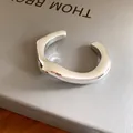 Gros plan d'un bracelet jonc ouvert argenté avec un design géométrique irrégulier épuré - 简约流线款式(2#)