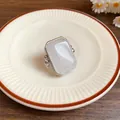 Primo piano dettagliato di un anello rettangolare in pietra naturale montato in argento - Anello in Pietra Naturale Quadrata (WR237) / Argento/Bianco