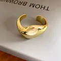Vue rapprochée du bracelet jonc ouvert géométrique doré poli et irrégulier - Style Géométrique Irrégulier (5#)