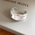 Gros plan d'un large bracelet manchette argenté poli au design géométrique irrégulier - 加宽加厚款式(4#)