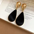 Elegant retro gold and black velvet teardrop earrings with a minimalist luxurious finish - Water Drop Earrings (WE5069-1) / Gold-Black