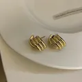 Primo piano dettagliato di eleganti orecchini a cerchio dorati a forma di C multistrato - Stile Cerchio a C Multistrato Irregolare (12#) / Oro
