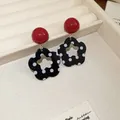 Detailansicht eleganter rot-schwarzer Blumenohrringe in einer Samtschmuckschatulle. - 4# Silbernadel-Rote Schwarze Basis Polka-Dot-Blumenmodell