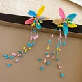 Detaillierte Nahaufnahme von bunten, handgefertigten Boho-Perlenohrringen mit langen Quasten - Böhmische Fünfblättrige Blumenquaste (44#)