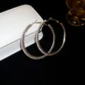 Detailansicht großer silberfarbener Kreolen, verziert mit schimmernden Strasssteinen - 53# Silberne Nadel - Silber (55 Cm)