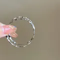 Primo piano di grandi orecchini a cerchio argento con elegante finitura martellata. - Perno in Argento Cerchio Texture Martellata Argento (17#) / 2,9 cm / Argento