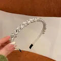Gros plan sur un serre-tête de luxe français avec des strass clairs scintillants - Strass Argenté Formes Mixtes (HH1959)