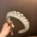 Serre-tête élégant en velours blanc avec détails de perles nacrées de tailles variées - Style Perle Épais 2 (HH1959)