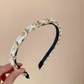 Détail d'un serre-tête élégant avec chaîne dorée et tissu en tweed blanc de luxe - Style Chaîne Ruban Tissé (HH1959)