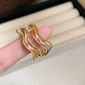 Elegante goldfarbene Creolen im Wellendesign für Damen, stilvoller minimalistischer Schmuck - Stil 62# S925 Silberstift Gold Ineinandergreifende Creolen