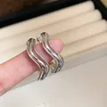Elegante moderne gewellte silberne Creolen mit einem mehrlagigen flüssigen Design - Stil 63# Silver Earring Post Silber Verschlungene Ringe