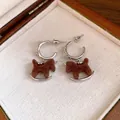 Elegantes pendientes de aro de plata con un bonito colgante de caballito de madera - Balancín de Circonia Flocado Marrón (51#)