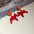 Pendientes de caballo rojo con carácter Fu dorado al estilo tradicional chino - Caballo de Bendición Rojo Estilo Chino (34#)
