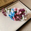 Dettaglio di un fermaglio per capelli con fiori in acrilico rosa, bianchi e blu - Clip Becco d'Anatra-Floreale Romantico (HH9338)