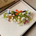 Primo piano di un fermaglio per capelli con fiori di acrilico multicolore su base - Clip Becco d'Anatra-Pastorale Fresco (HH9339)