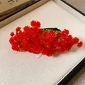 Primo piano della molletta per capelli a grappolo di fiori in acrilico rosso vivace. - Clip Becco d'Anatra-Grappolo di Gipsofila (HH9337)