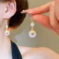Eleganti orecchini in stile cinese con dischi di giada lavanda e dettagli in oro a fiore - Stile Perla Artificiale Pingan Kou Floreale (45#)