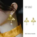 Eleganti orecchini a forma di ventaglio con perla e perno in argento S925 dorato - Stile Pendente Perla Artificiale Forma Ventaglio Squisito (13#)