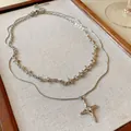 Dettaglio di un'elegante collana doppia in argento con stelle e ciondolo a forma di croce - Design a Stella a Doppio Strato / 45,4cm Più 6,7cm di Estensione / Argento