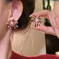 Primo piano di eleganti orecchini a forma di fuochi d'artificio rossi con strass - Stile Fuochi d'artificio (HE29310-1) / 1# Perno per orecchini in argento - Oro - Rosso
