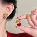 Dettaglio macro di eleganti orecchini a bottone a fuoco d'artificio con perle rosse e strass - Modello Fuochi d'artificio con Perle (HE29310-1) / Stile 4 Perno per orecchini in argento - Oro - Rosso