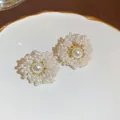 Vista dettagliata di eleganti orecchini a bottone con perle bianche a forma di fuoco d'artificio - Stile Intrecciato Bianco (HE29310-1) / 16# Ago d'Argento - Bianco