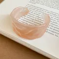 Dettaglio di un bracciale rigido vintage in acrilico marmorizzato pesca per uno stile unico. - #3 Bracciale - Rosa