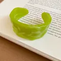Dettaglio ravvicinato di un bracciale in acrilico verde lime con trama ondulata unica - Braccialetto 11# - Verde