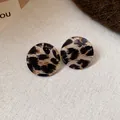 Orecchini a perno rotondi con stampa leopardata vintage e aghi in argento puro fini - Orecchino a Bottone Disco Leopardato