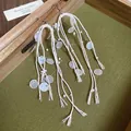 Elegantes pendientes de borla de concha blanca con perlas y agujas de plata para mujer - Estilo de Gancho / Blanco