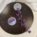 Pendientes elegantes de concha nacarada con borlas de flores moradas en plato rústico. - Estilo de Gancho / Blanco Púrpura