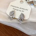Dettaglio orecchini a clip a forma di foglia placcati oro 18k con zirconi luminosi. - Stile Nappa a Foglia (HE31186) / Argento