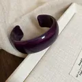 Elegante bracciale rigido in acrilico viola scuro con trama marmorizzata e finitura lucida - Braccialetto 65# - Viola