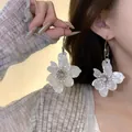 Pendientes grandes de flores blancas con textura de nácar y centro de perlas plata - Pendientes de botón / Blanco