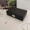 Elegante joyero de cuero negro con cerradura y llave plateadas - Leather Style with Lock (AQ87) / Negro