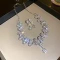 Vue macro d'un ensemble de collier et boucles d'oreilles en cristal argenté scintillant - Collier N° 71 - Argent (ensemble Deux Pièces)