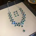 Vue détaillée de l'ensemble de bijoux floraux de luxe vert émeraude et argent - Collier N° 72 - Vert (ensemble Deux Pièces)